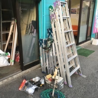 クロス工事に必要な機械、足場、脚立の画像