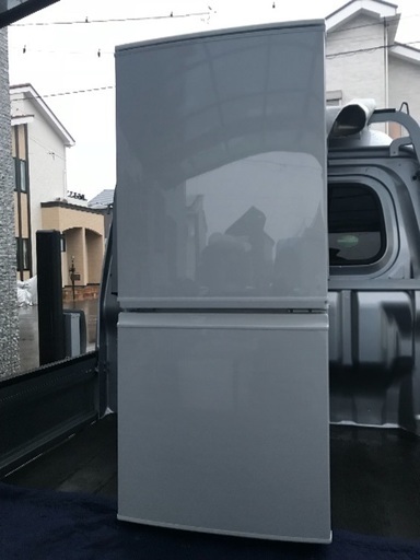 取引中。2013年製シャープ付け替えドア白美品。千葉県内配送無料。設置無料。