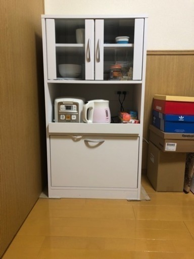 白い食器棚