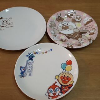 アンパンマン☆お皿３枚とお茶碗の４点セットで☆値下げ￥200！