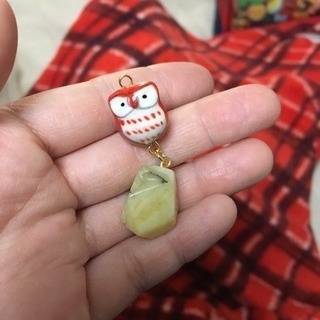 陶器のふくろう(赤)とイエローオパールのストラップ