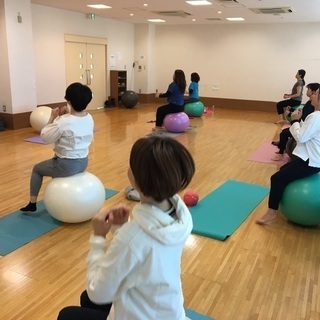 子連れバランスボール☆マカロン 和光市 バランスボールピラティスエクササイズ − 埼玉県