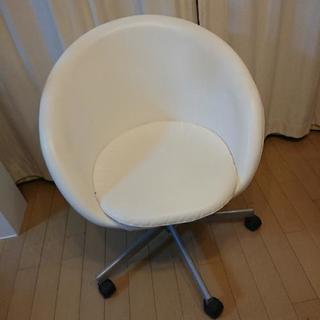 キャスター付き白い椅子 IKEA