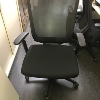 オカムラ メッシュバックチェアエスクード肘付 中古品