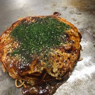 お好み焼き店のホールスタッフ、調理