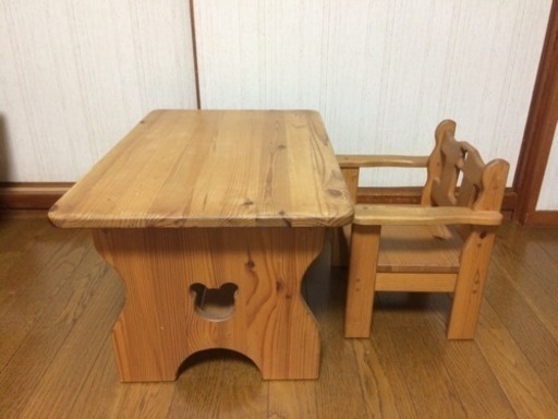 幼児用テーブルとイスのセット。