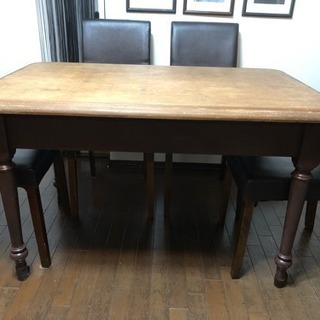 アンティーク風ダイニングテーブルの画像