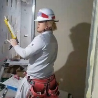 内装工事。マンション、老人ホーム、ショッピングモールなどの部屋の壁にボードをはるお仕事です。の画像