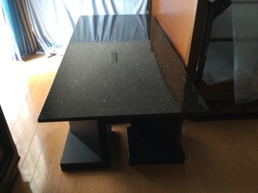 イタリア製の天然大理石天板テーブル