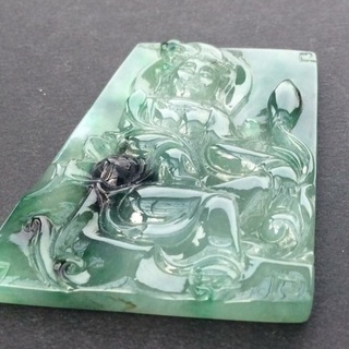 ミャンマー産天然翡翠(硬玉)A貨 彫刻サイズ：約46.8x35.7x4.7mm 重さ：約17.57g 彫刻モチーフ：観音様 日本製(made in Japan) 鑑別書付