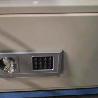 取引中  セキュリティーは万全ですか？　小型　テンキー式　耐火金庫