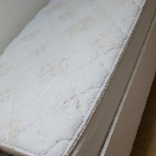 IKEA ダブルベッドとマットレスの画像