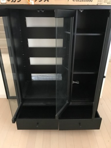美品！たっぷり入る！ガラス戸収納棚