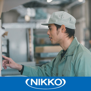【軽作業】超有名なドリンクのラベル貼り工程(*´з`)♪＼★外国人スタッフ多数活躍中★／の画像