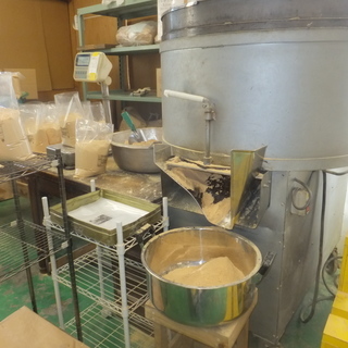 【週3～4日】きな粉の包装・検品作業（15～20㎏を持つ作業有り）の画像