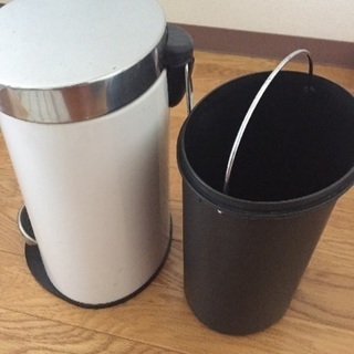 蓋つきゴミ箱の画像