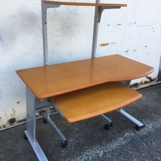 パソコンデスクさしあげます。
