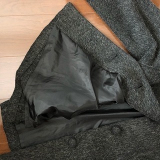 襟元ファー付き濃グレーＡラインコートの画像