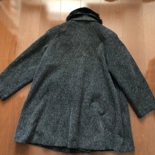 襟元ファー付き濃グレーＡラインコートの画像