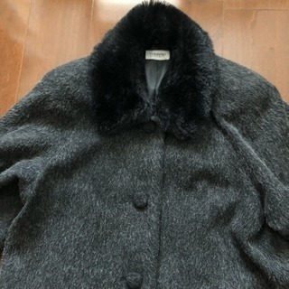 襟元ファー付き濃グレーＡラインコートの画像