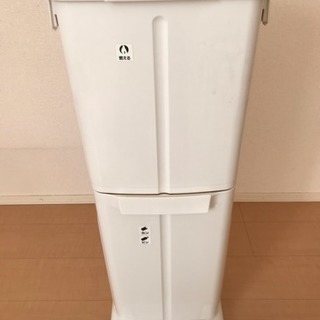 ゴミ箱（上下２段 足で踏むとフタが開くタイプ）です（受け渡し予定...