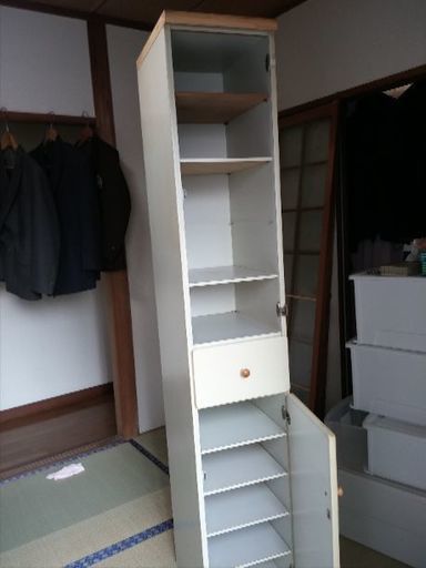 隙間収納棚（木製）1万位で購入、玄関、フィギア、Dvd本の収納にも〇