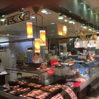 精肉、お総菜の販売、接客スタッフ