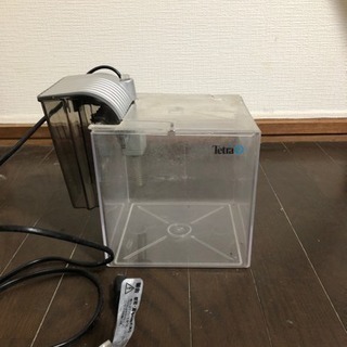 小さなキューブ型水槽と浄水装置