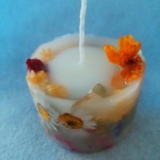 精油を入れる　ボタニカルアロマキャンドルレッスンの画像