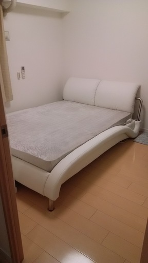 ダブルサイズのベットフレーム（＊コイルポケット式のマットレス付き）になります。 ＊引き取りに来れる方の限定。