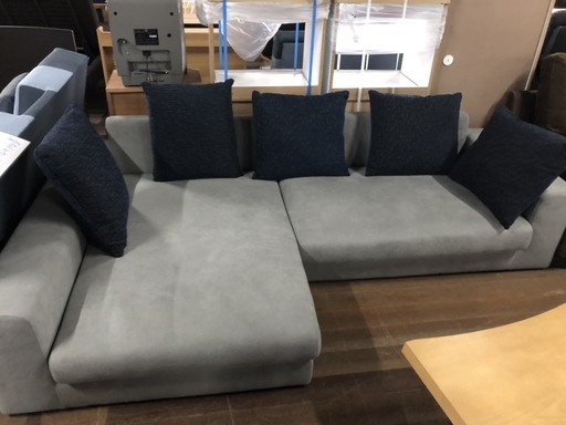 14万円のカウチソファーを29800円でいきます！ロータイプでお洒落です。更にいうとクッション5個付き！どうだ！引取り品♪