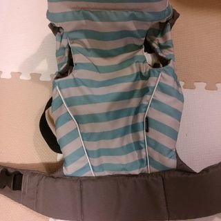 【美品】Combi 軽くて楽な抱っこ紐