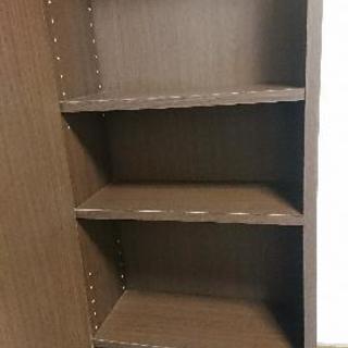 扉開閉式の2段重ねの本棚 