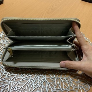 ゴールドスタッズ  長財布の画像