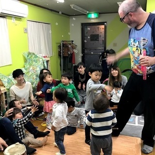 [英語リトミック] 外国人の音楽プロデューサーによる本格リトミック 大阪の画像