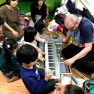 [英語リトミック] 外国人の音楽プロデューサーによる本格リトミック 大阪の画像