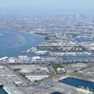 海外に輸出する機械の梱包作業の画像