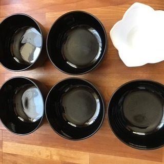6  食器セット(割れない小丼、花形小皿)