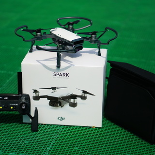 (受付終了)DJI SPARK＋オプション品一式のドローン空撮セット　　　　　　　　　1)DJI SPARKフライモアコンボ   2)PGY社SPARK用フィルター4枚(PL/ND8/ND16/ND32(8,000円相当))   3)SPARKバッテリーを屋外で充電可能な｢Smatree DJI Sparkバッテリー用充電器(6,000円相当)｣  、、、の3つをセットで！