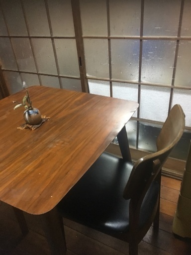 レトロなダイニングテーブルと椅子