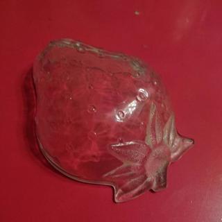 イチゴのガラス食器の画像