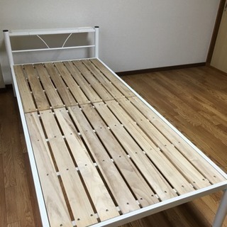 パイプとすのこのシングルベッド