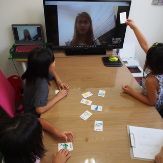 WORLD KIDS (ピアノ・英語スクール/オンライン英語スクール)　ピアノと英語が同時に学べて、とっても便利！今、話題のスカイプによる外国人講師との英語レッスンが、スクールでも、ご自宅でも簡単に受講出来ます。ご家族やお友達とレッスン枠を分け合えば更にお得！日本語トレーニングを受けた経験豊富な講師と楽しく勉強しましょう。スクールオフィスのサポートも万全です。の画像
