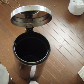 ステンレス　丸型　ゴミ箱　２個　訳あり家具の画像