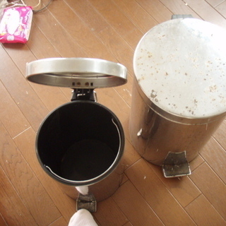 ステンレス　丸型　ゴミ箱　２個　訳あり家具の画像