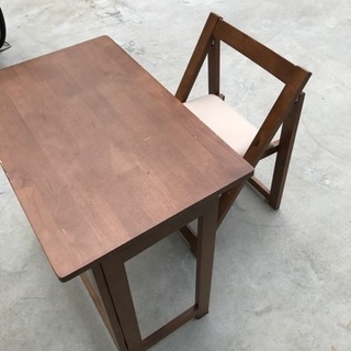 折りたたみテーブルとイスのセットの画像