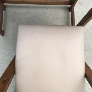 折りたたみテーブルとイスのセットの画像