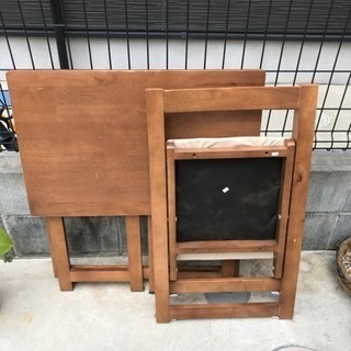 折りたたみテーブルとイスのセットの画像