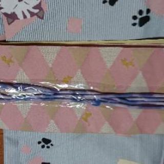 新品の猫柄の着物、帯、帯留めのセットです。