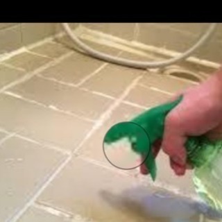 ホテル 小さなバスルームの水垢落とし